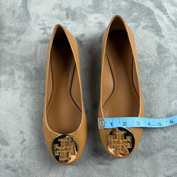 Tory Burch Reva Ballet Flats Tan Pebbled Leather Gold Logo 50008691 9.5M - Picture 12 of 16